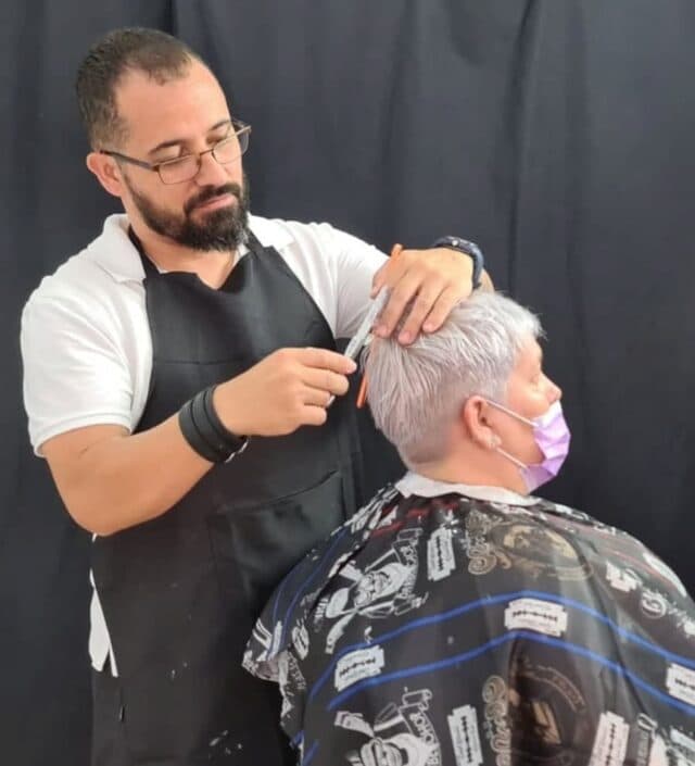 El barbero trabajando en un corte
