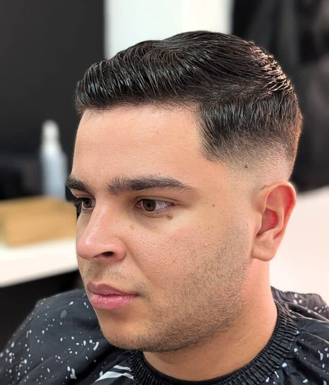 Corte de pelo con degradado y raya marcada