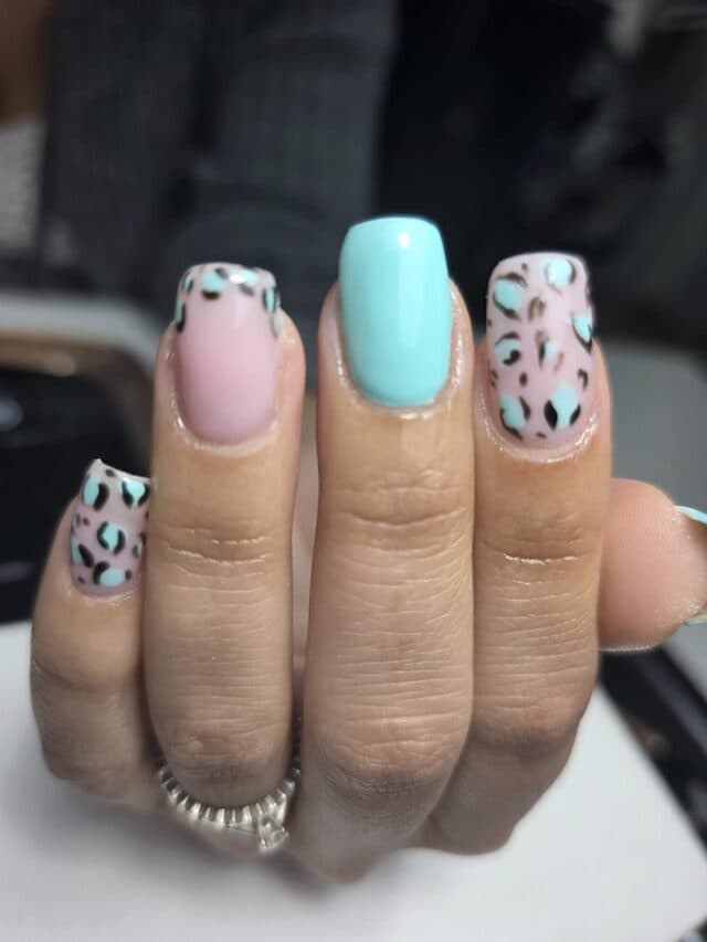 Manicura con diseño animal print