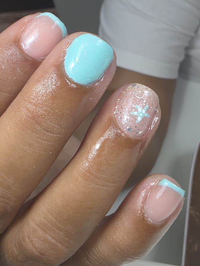 Manicura en turquesa y nude con purpurina