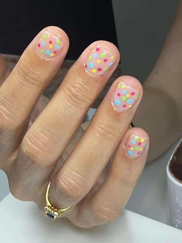 Manicura corta con decoración de lunares