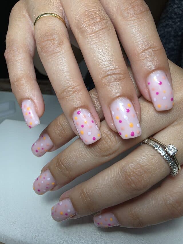 Manicura decorada con lunares de colores