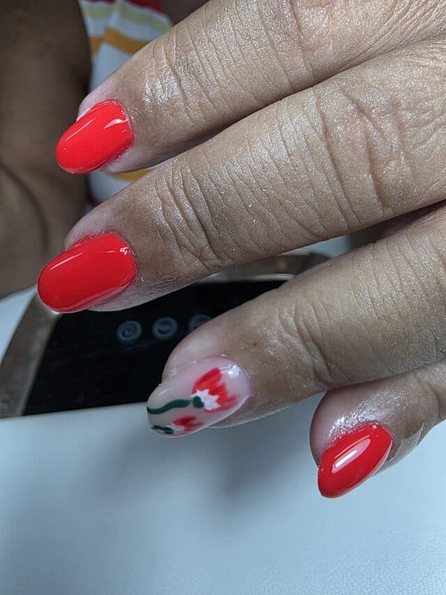 Manicura en rojo con decoración floral